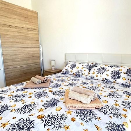 Attici Con Terrazzo Vista Mare Leilighet Calasetta Eksteriør bilde