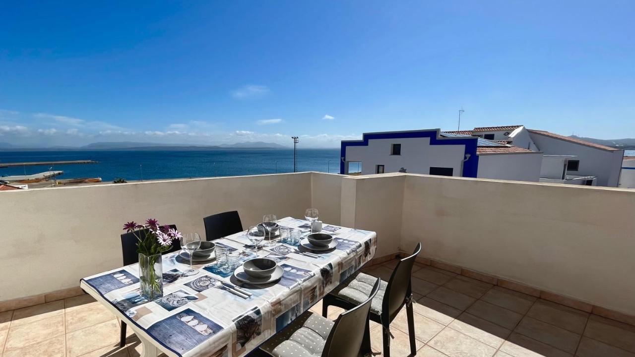 Attici Con Terrazzo Vista Mare Leilighet Calasetta Eksteriør bilde