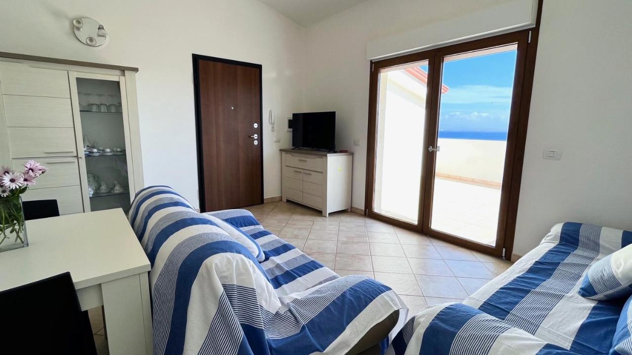 Attici Con Terrazzo Vista Mare Leilighet Calasetta Eksteriør bilde