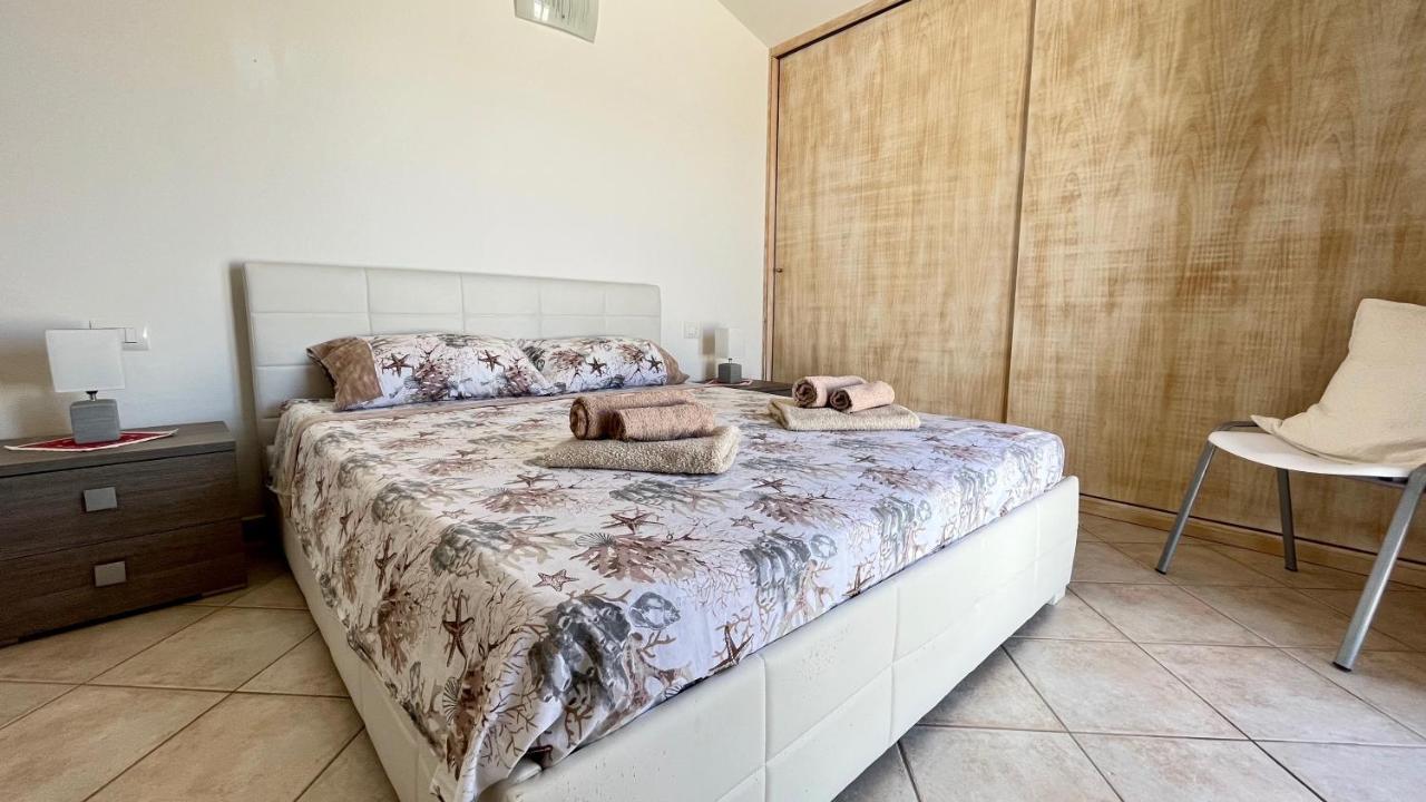Attici Con Terrazzo Vista Mare Leilighet Calasetta Eksteriør bilde