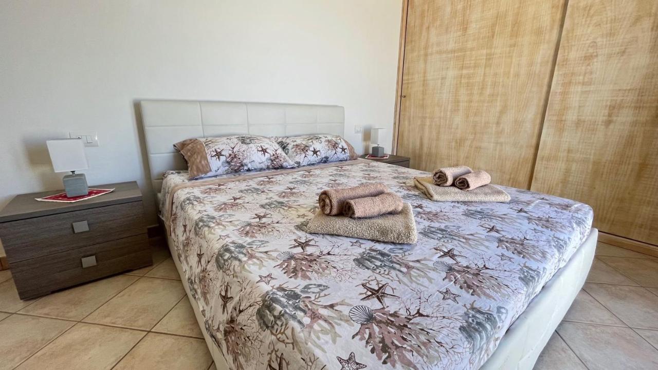 Attici Con Terrazzo Vista Mare Leilighet Calasetta Eksteriør bilde