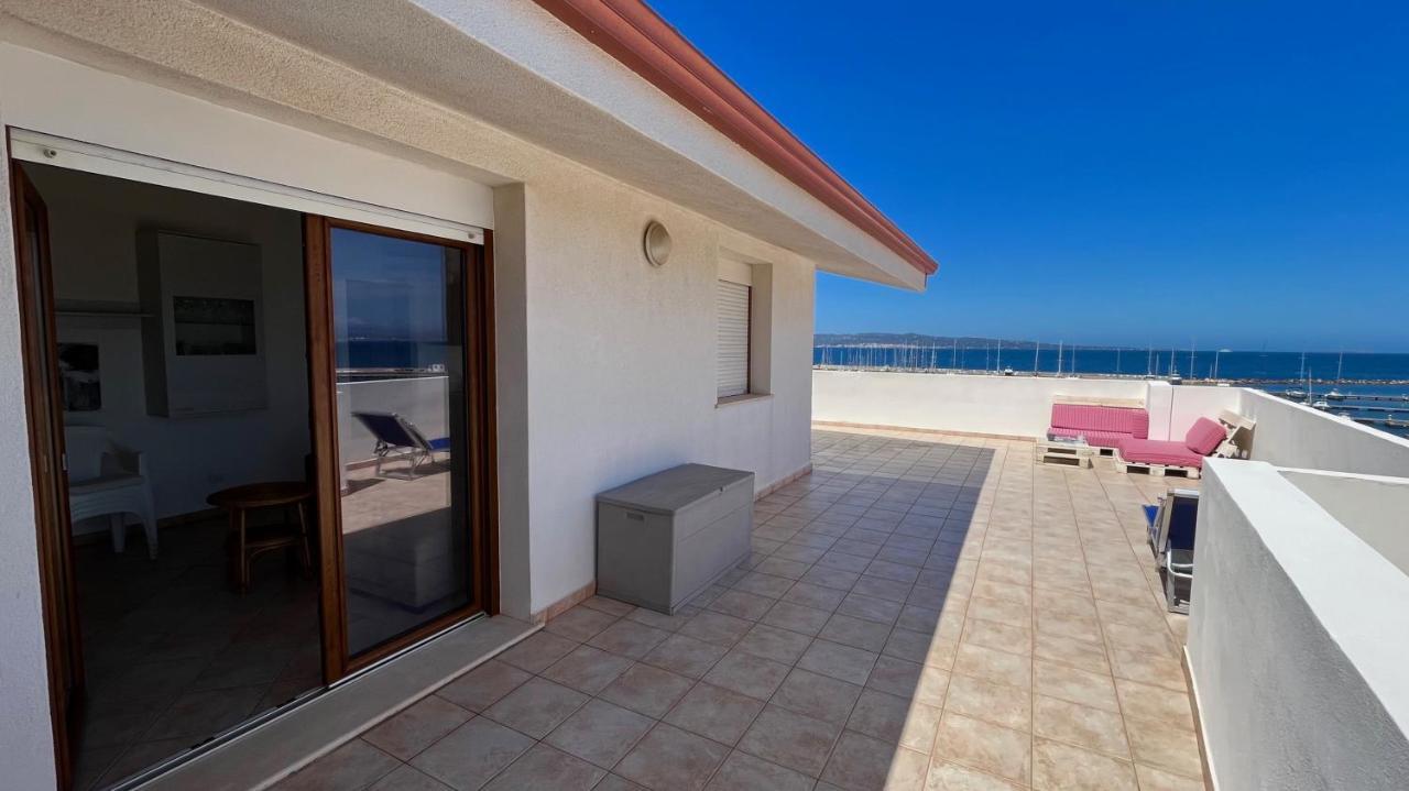 Attici Con Terrazzo Vista Mare Leilighet Calasetta Eksteriør bilde