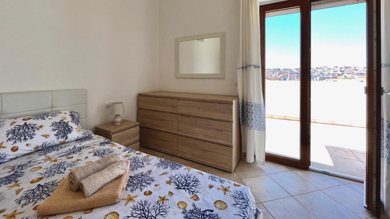 Attici Con Terrazzo Vista Mare Leilighet Calasetta Eksteriør bilde
