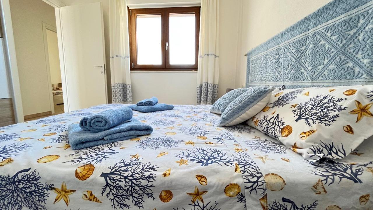 Attici Con Terrazzo Vista Mare Leilighet Calasetta Eksteriør bilde