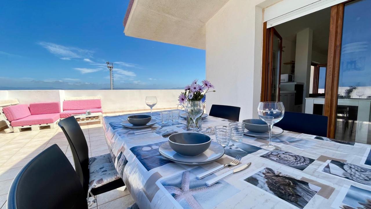 Attici Con Terrazzo Vista Mare Leilighet Calasetta Eksteriør bilde