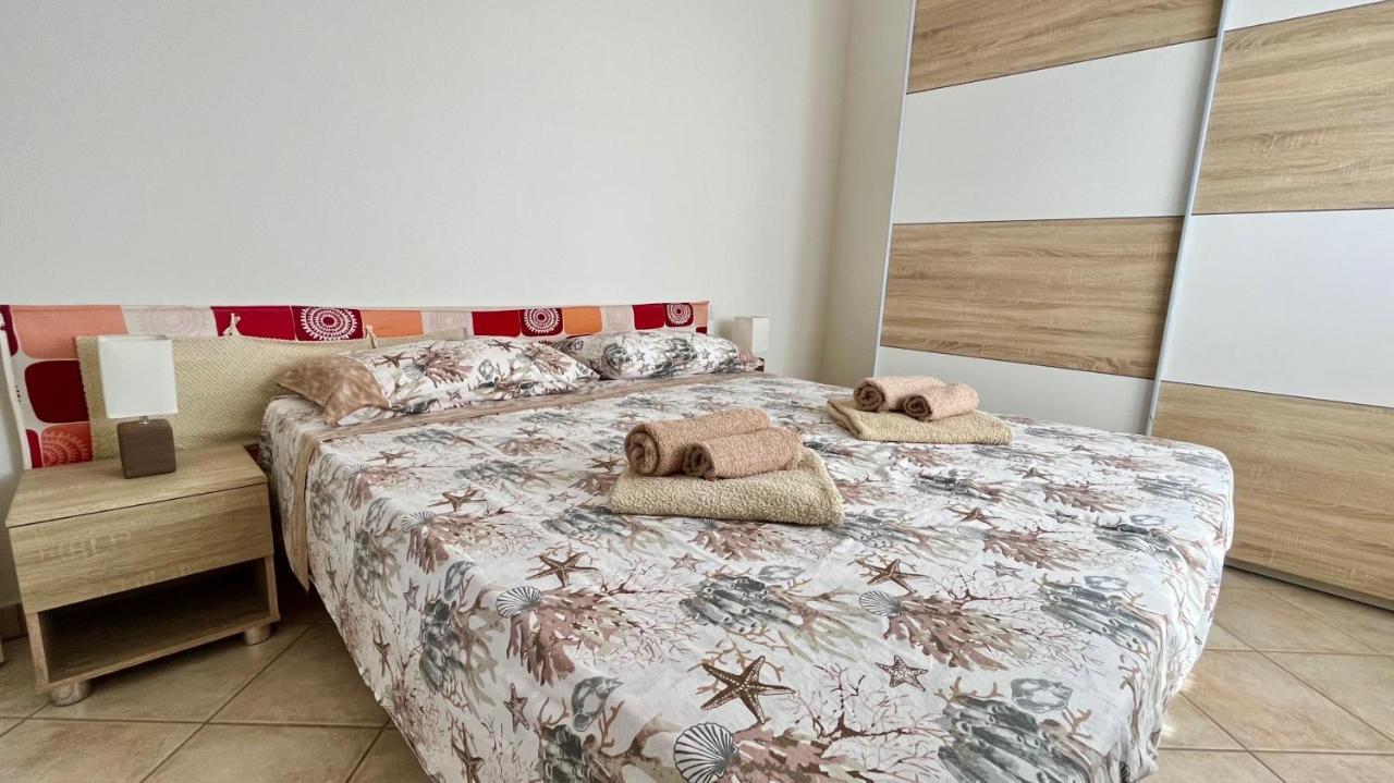 Attici Con Terrazzo Vista Mare Leilighet Calasetta Eksteriør bilde