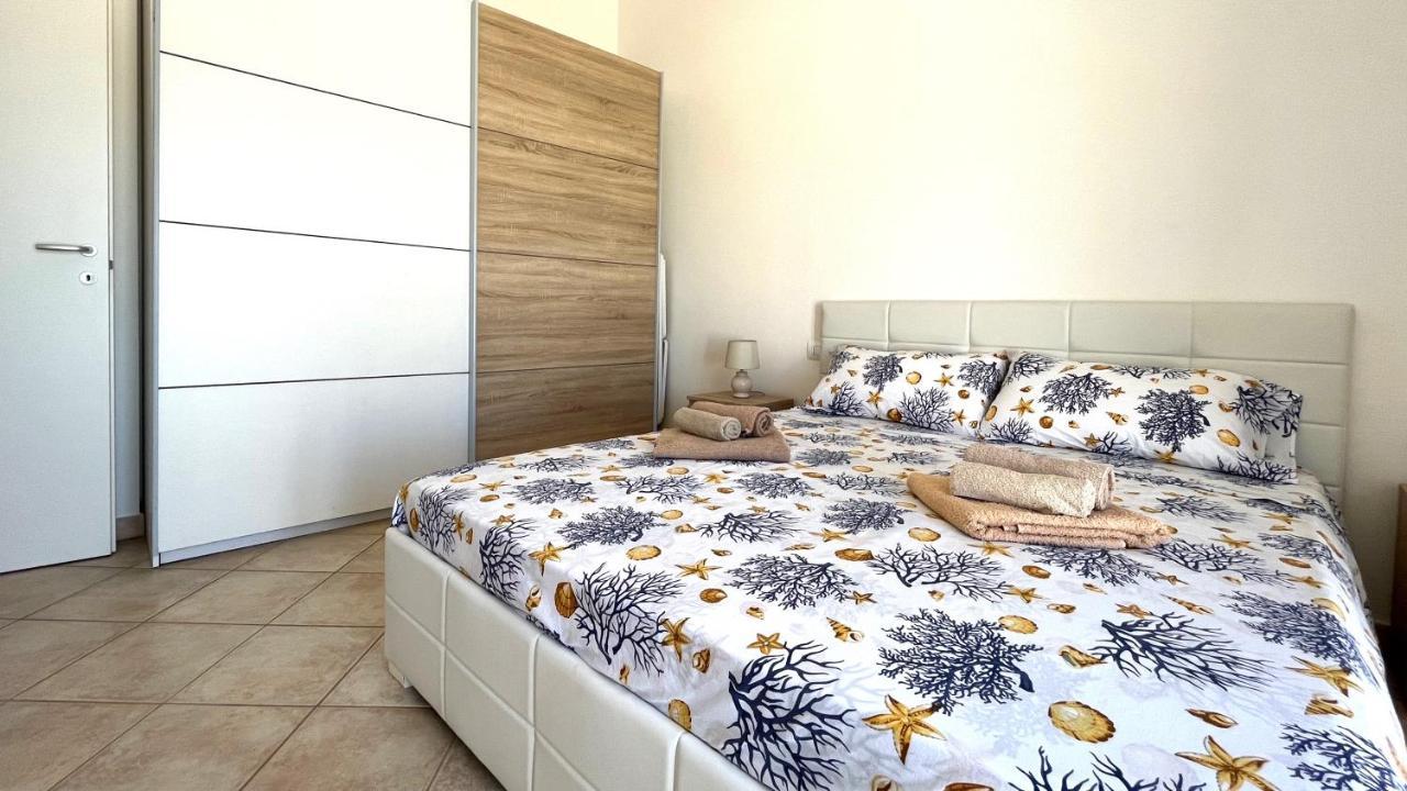 Attici Con Terrazzo Vista Mare Leilighet Calasetta Eksteriør bilde